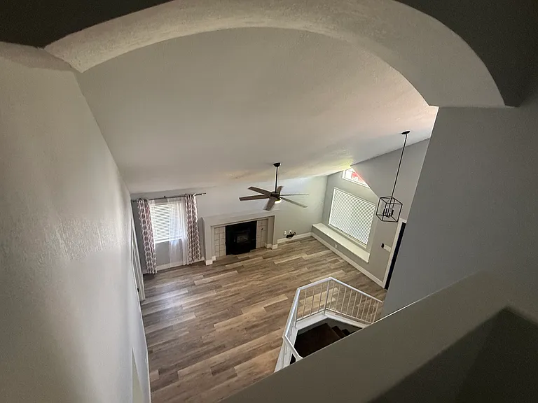 907 Elm St — Photo 25