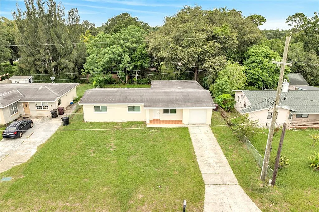 3 bed, 2.0 bath, 1385 sqft, $2,300 — Photo 2
