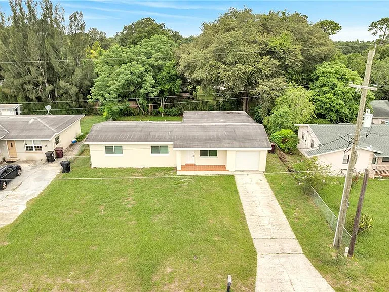1040 San Luis Dr — Photo 2