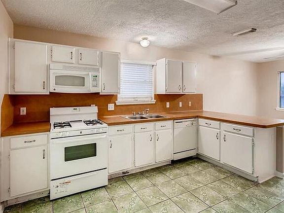 2nd image of 218 Savannah Moss Dr