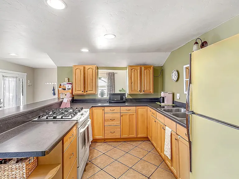 1420 Pinyon Ave — Photo 8