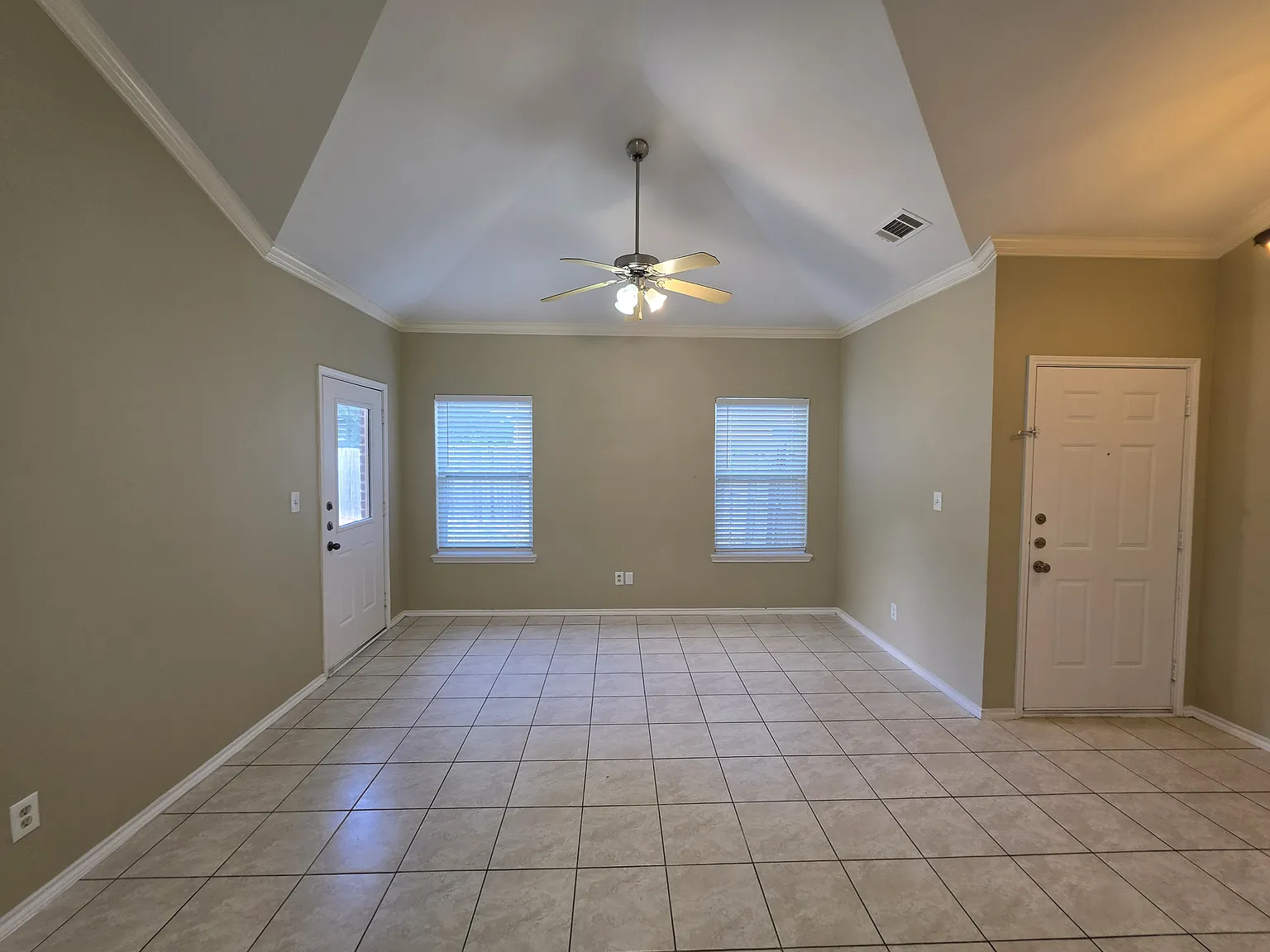 3 bed, 1276 sqft, $1,950 — Photo 2