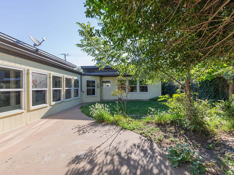 2601 S Ong St — Photo 29