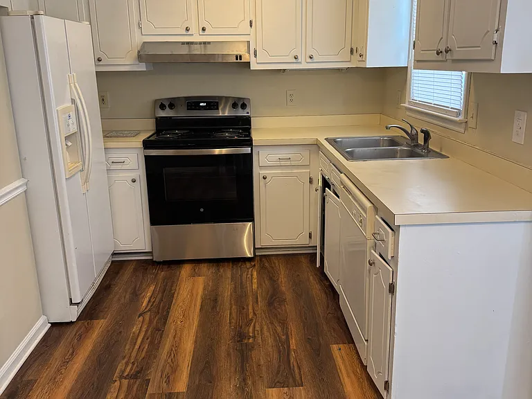 3609 Castlegate Dr — Photo 4