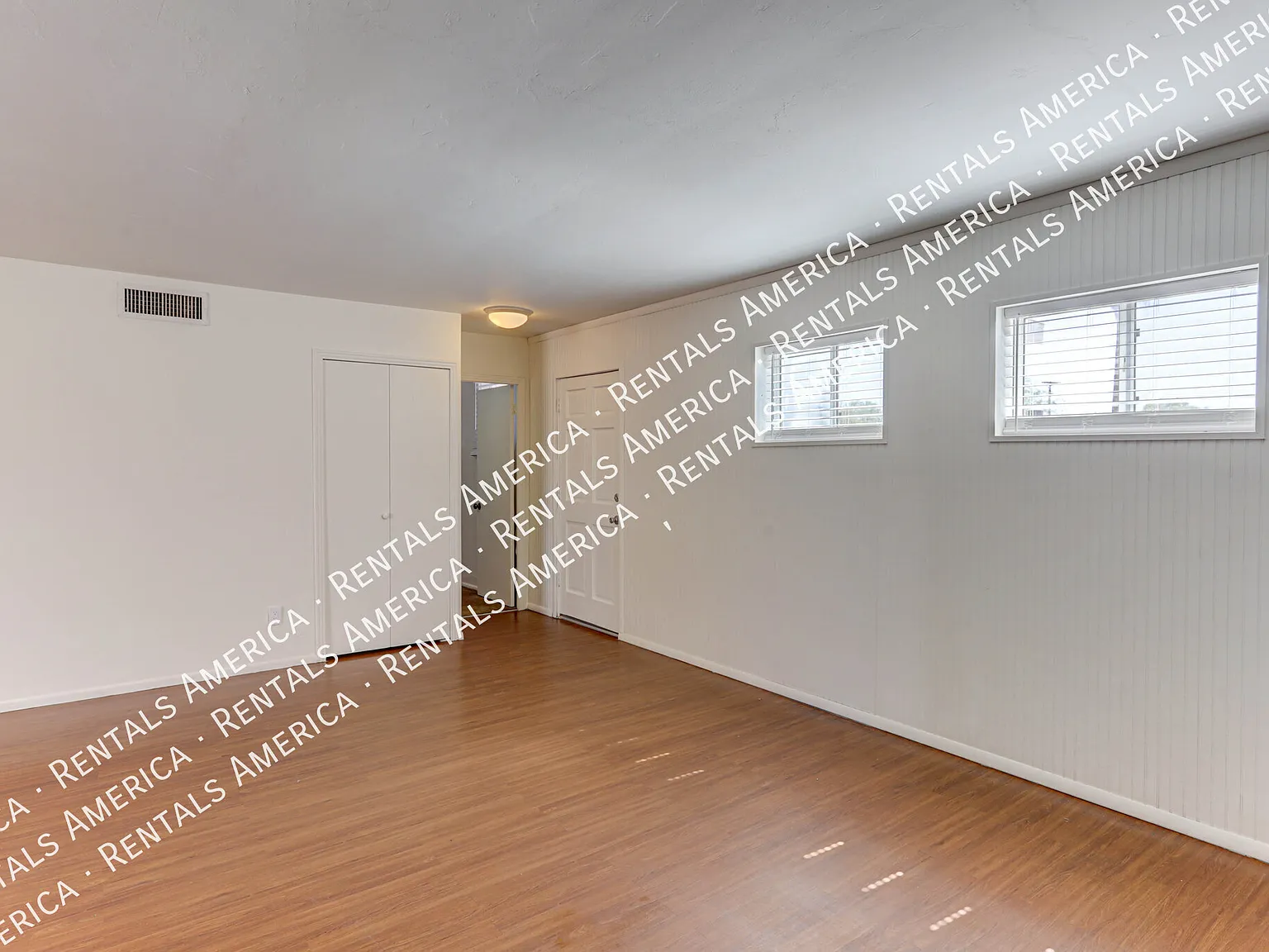Charming 3 bedroom 2 bath Home with Modern Comforts — Photo 3