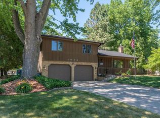 1034 Pierce St S, Shakopee, MN 55379