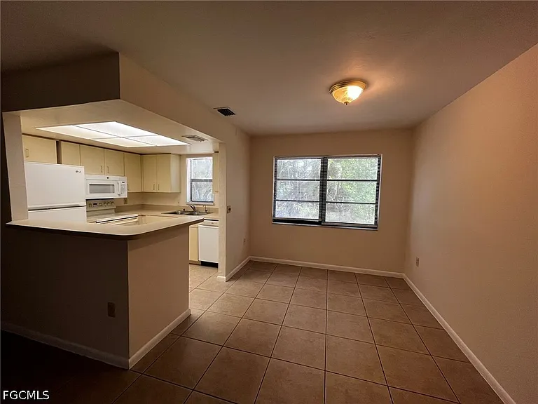 919 SE 8th Ter #7 — Photo 4