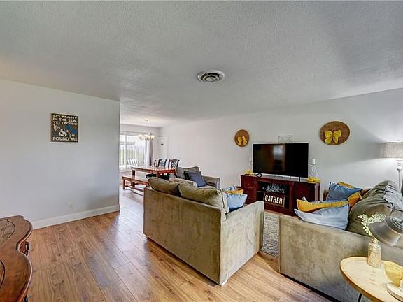 4th image of 431 SE 1st Ave Unit 1