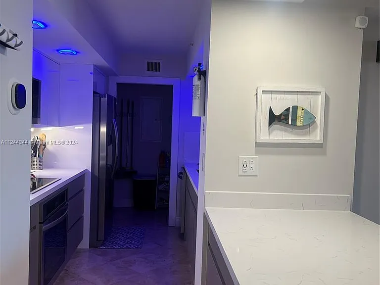 6917 Collins Ave #809 — Photo 9