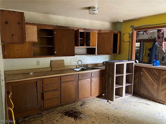 2nd image of 3525 Desoto Ave