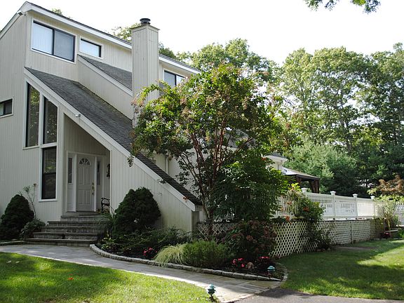 2nd image of 24 Winterberry Ln