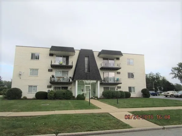12817 Carriage Ln APT 11, Crestwood, IL 60445