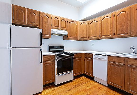 2nd image of 940 President St #4B