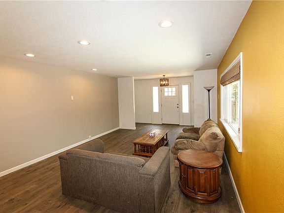 3rd image of 924 Nana Ave