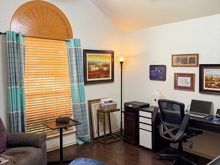 3008 Elie St — Photo 10