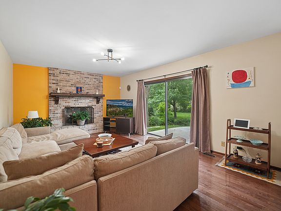3rd image of 837 Heatherstone Dr