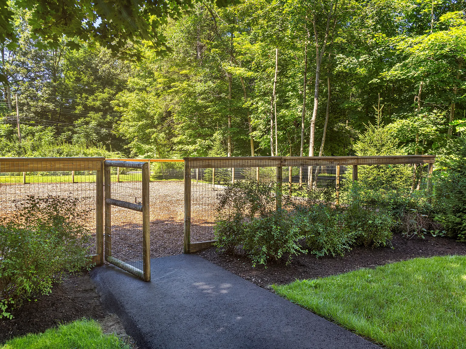 Farmington Court Apartments — Photo 4