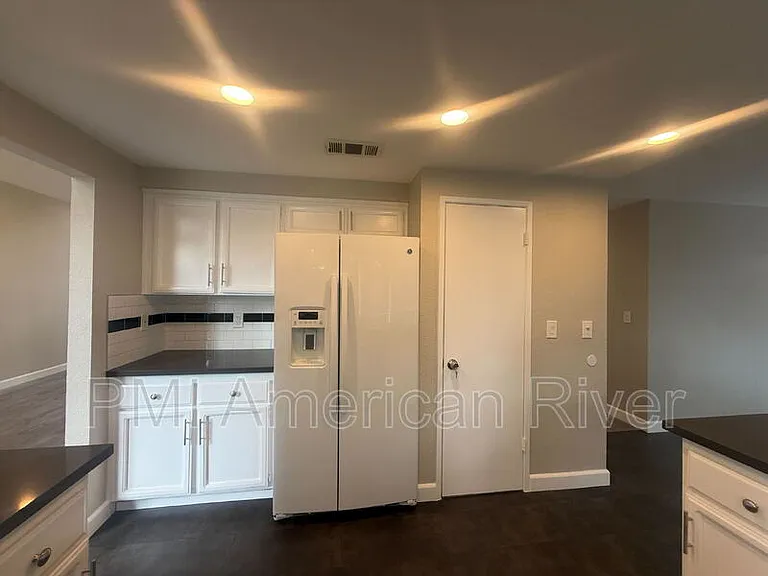 3400 Cobblestone Dr — Photo 7