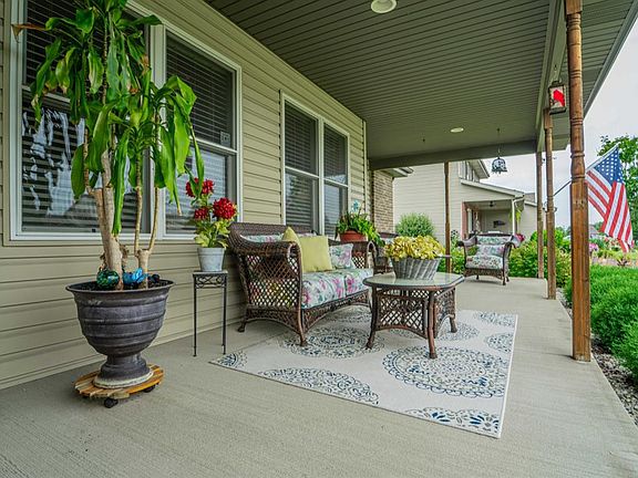 3rd image of 10836 Manor Dr