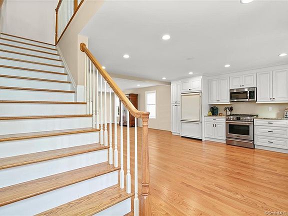 4th image of 59 Hillside Ave