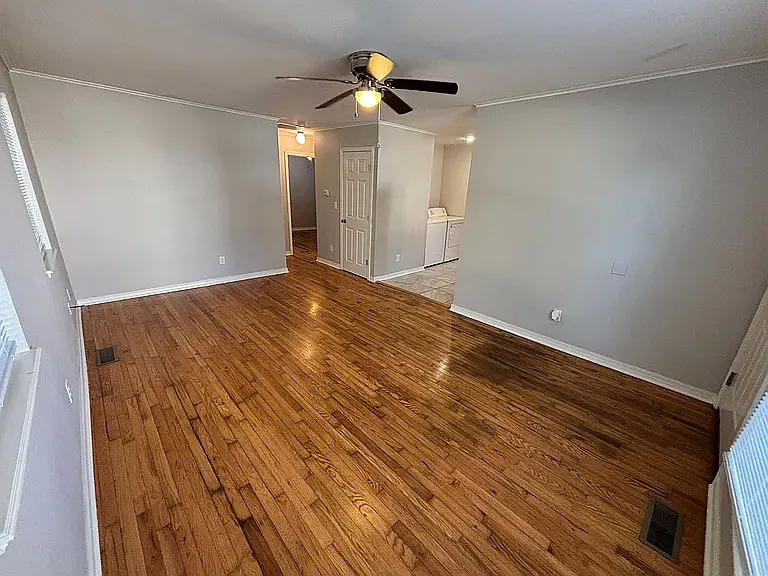 995 W Hickory St — Photo 2