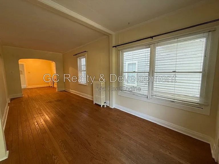 2415 Hastings Ave — Photo 3