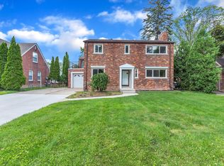 1058 Roslyn Rd, Grosse Pointe Woods, MI 48236