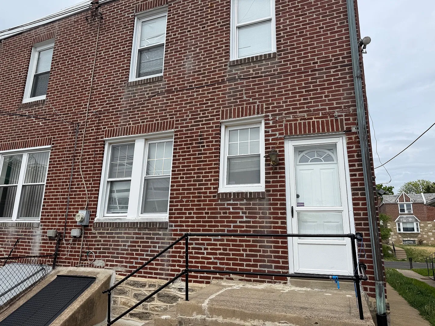 3 bed, 1.5 bath, 1612 sqft, $2,000 — Photo 2