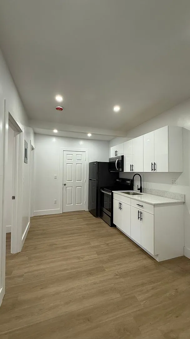 Building Photo - 211 SW 10th Ave #5