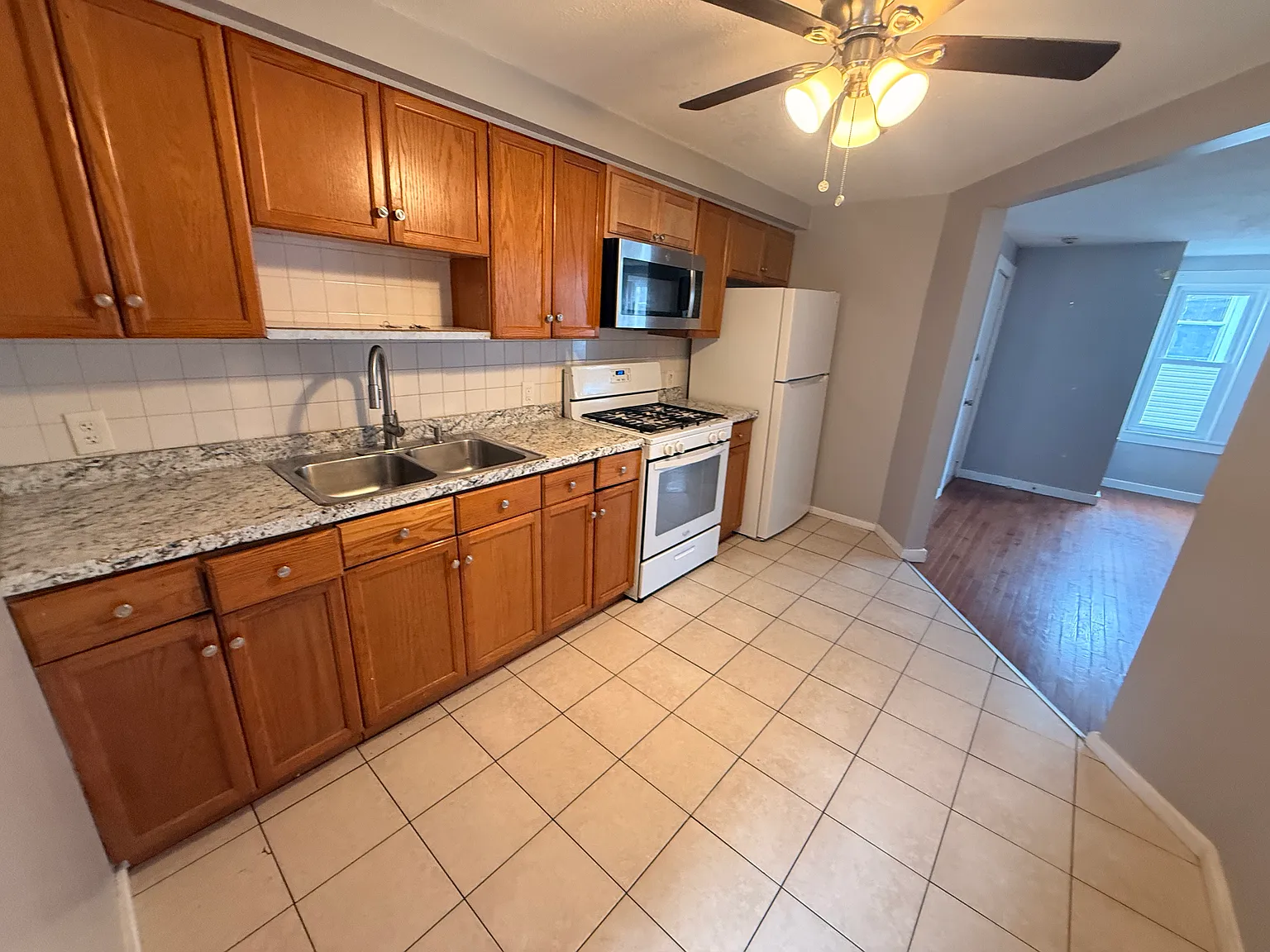 3 bed, 1100 sqft, $2,200 — Photo 3