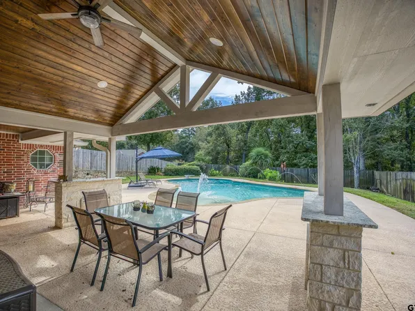 402 Shadow Wood Dr, Palestine, TX 75801