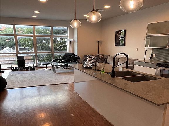 2nd image of 207 Pierce St #206