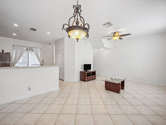 4th image of 2889 S Greenleaf Cir