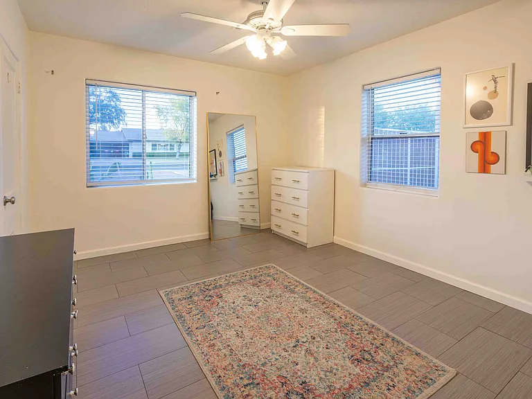 2429 E Earll Dr — Photo 5