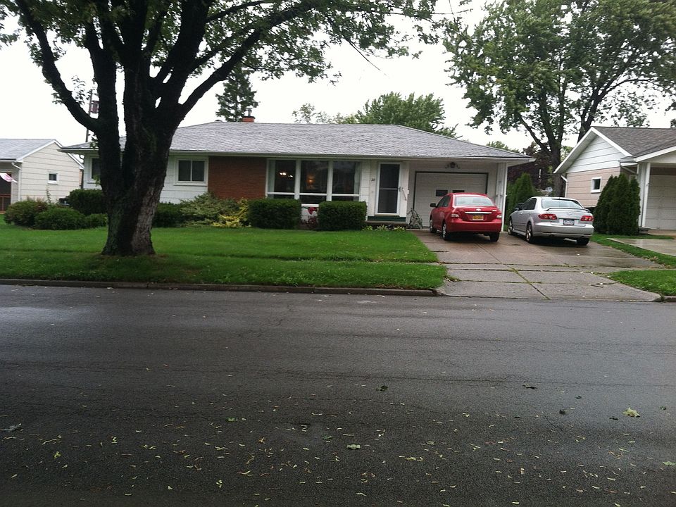 1st image of 28 Broadmoor Dr