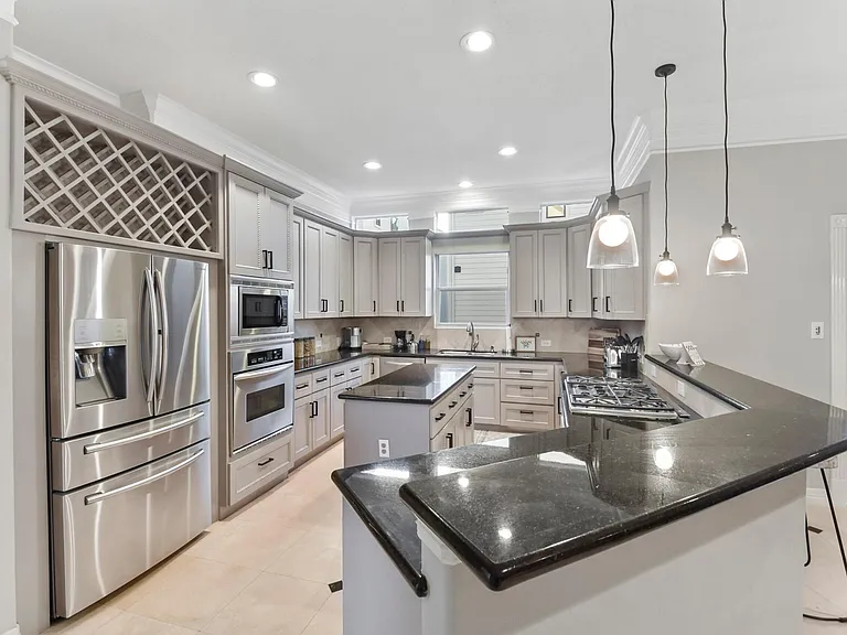 1202 W 25th St — Photo 4