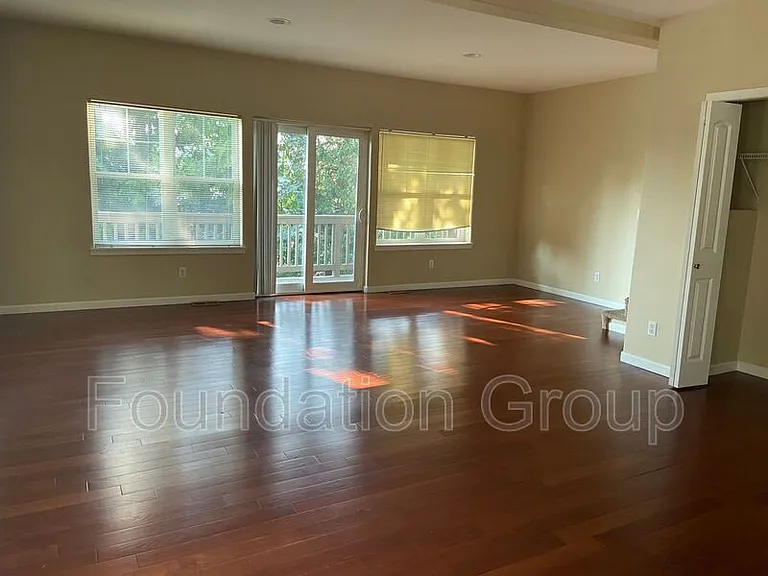 150 S 152nd St #B — Photo 3