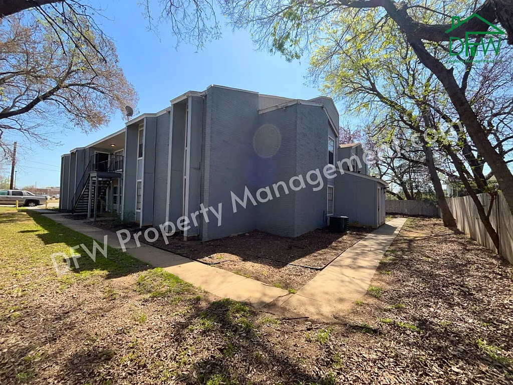 Building Photo - 219 Fry St #5