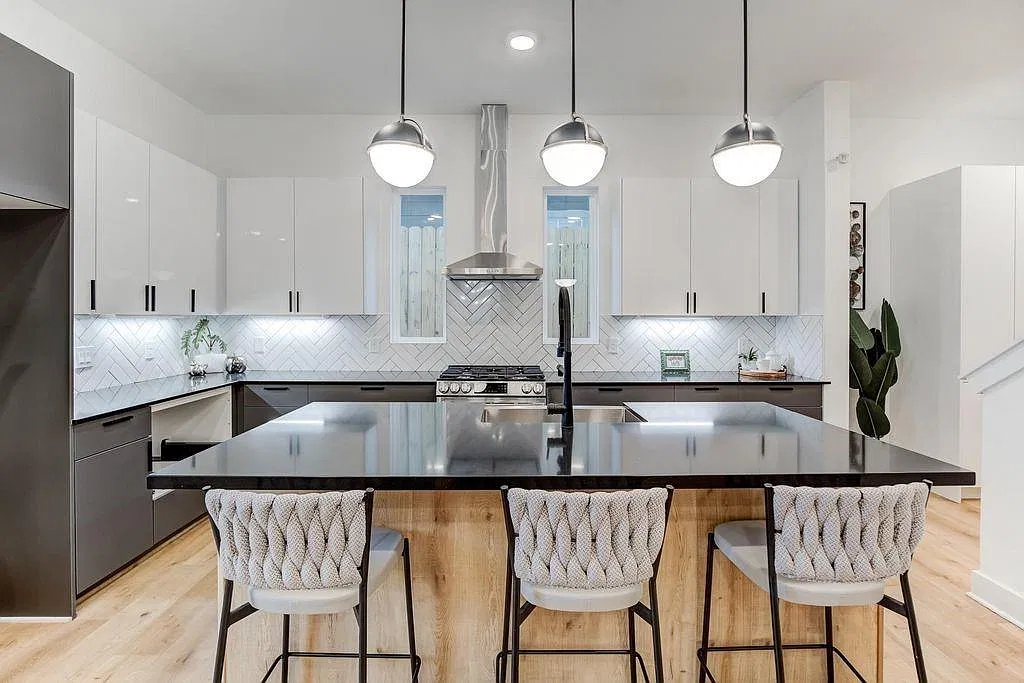 3 bed, 2.5 bath, 1812 sqft, $2,690 — Photo 3