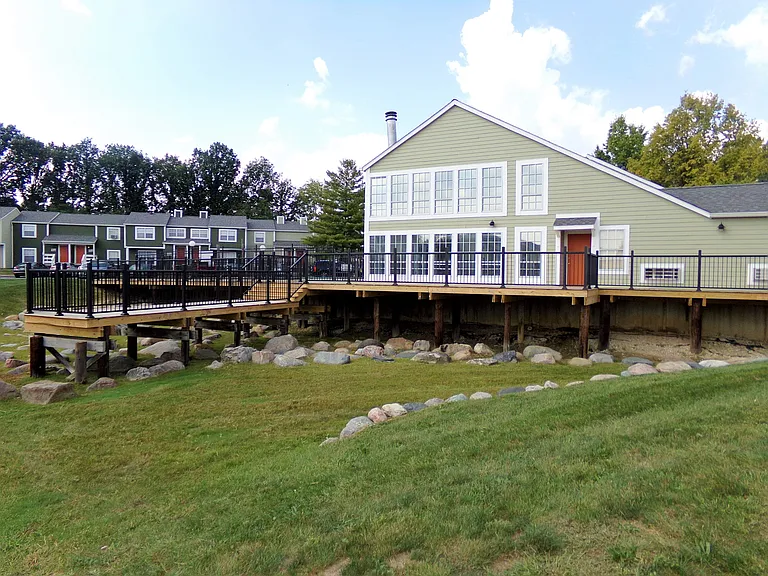 Pier 39 Apartments & Townhomes — Photo 17