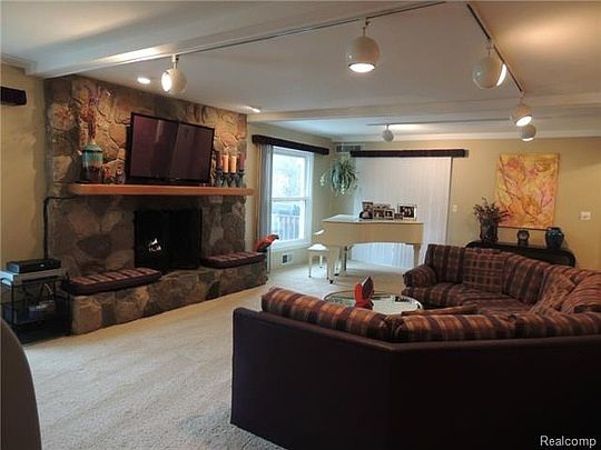 4th image of 21529 Meadow Ln