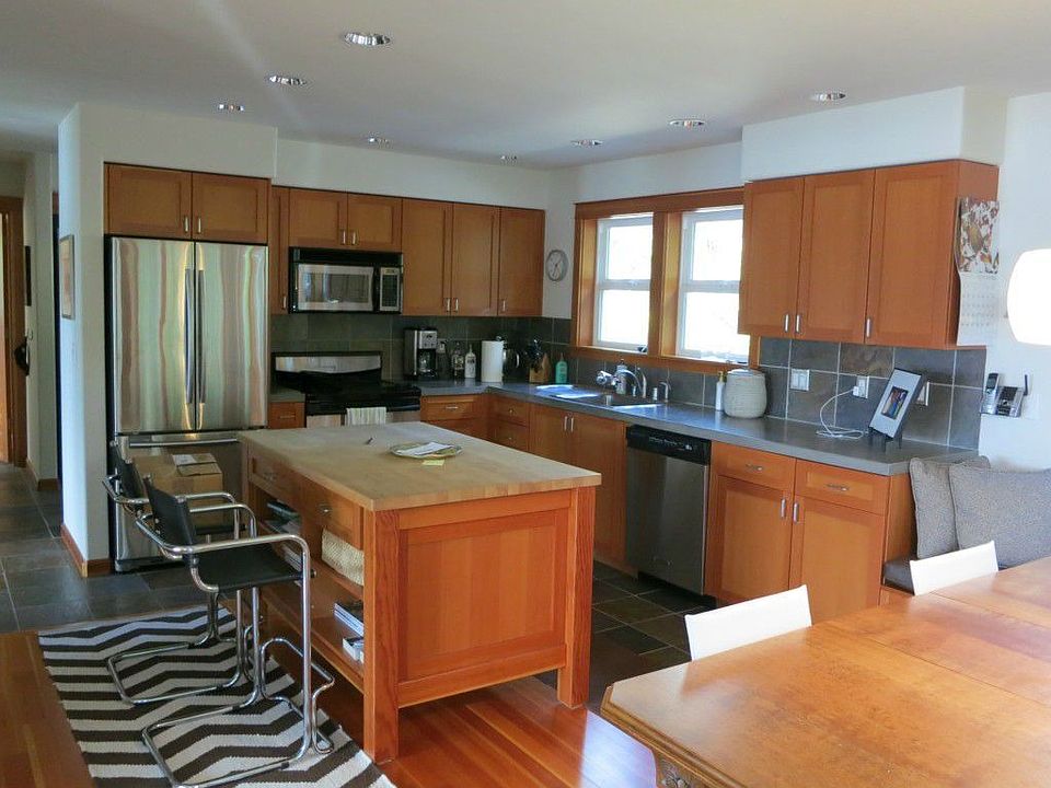 2nd image of 693 E Woodland Beach Ln