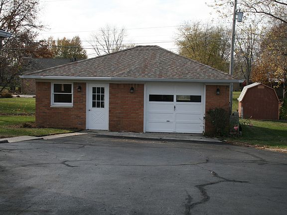 Detached garage / workshop