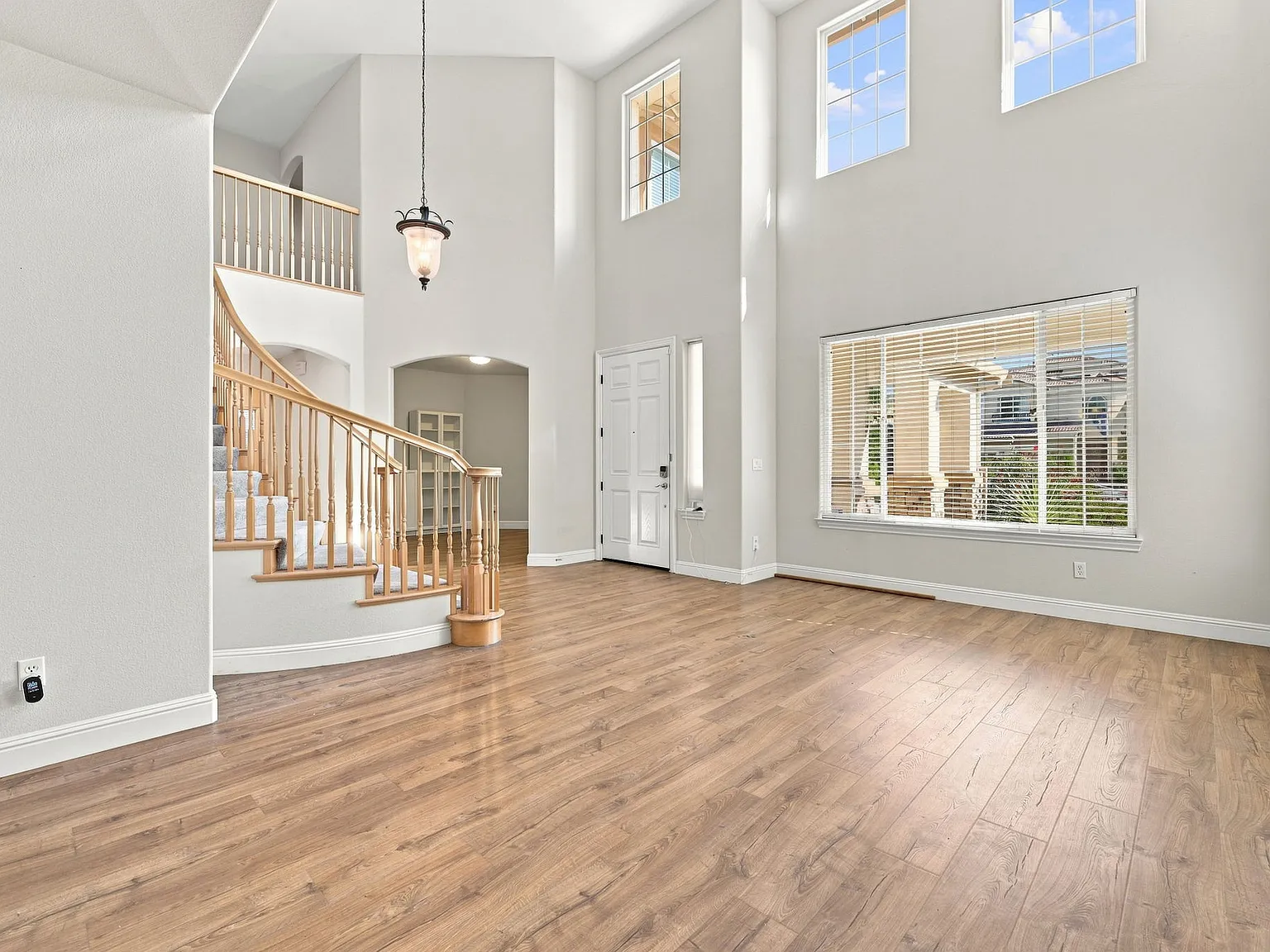 6 bed, 4.5 bath, 3937 sqft, $4,800 — Photo 4