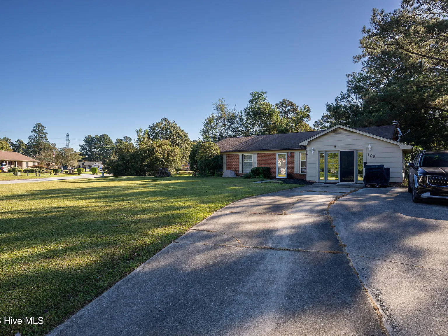 3 bed, 1.5 bath, $1,600 — Photo 2