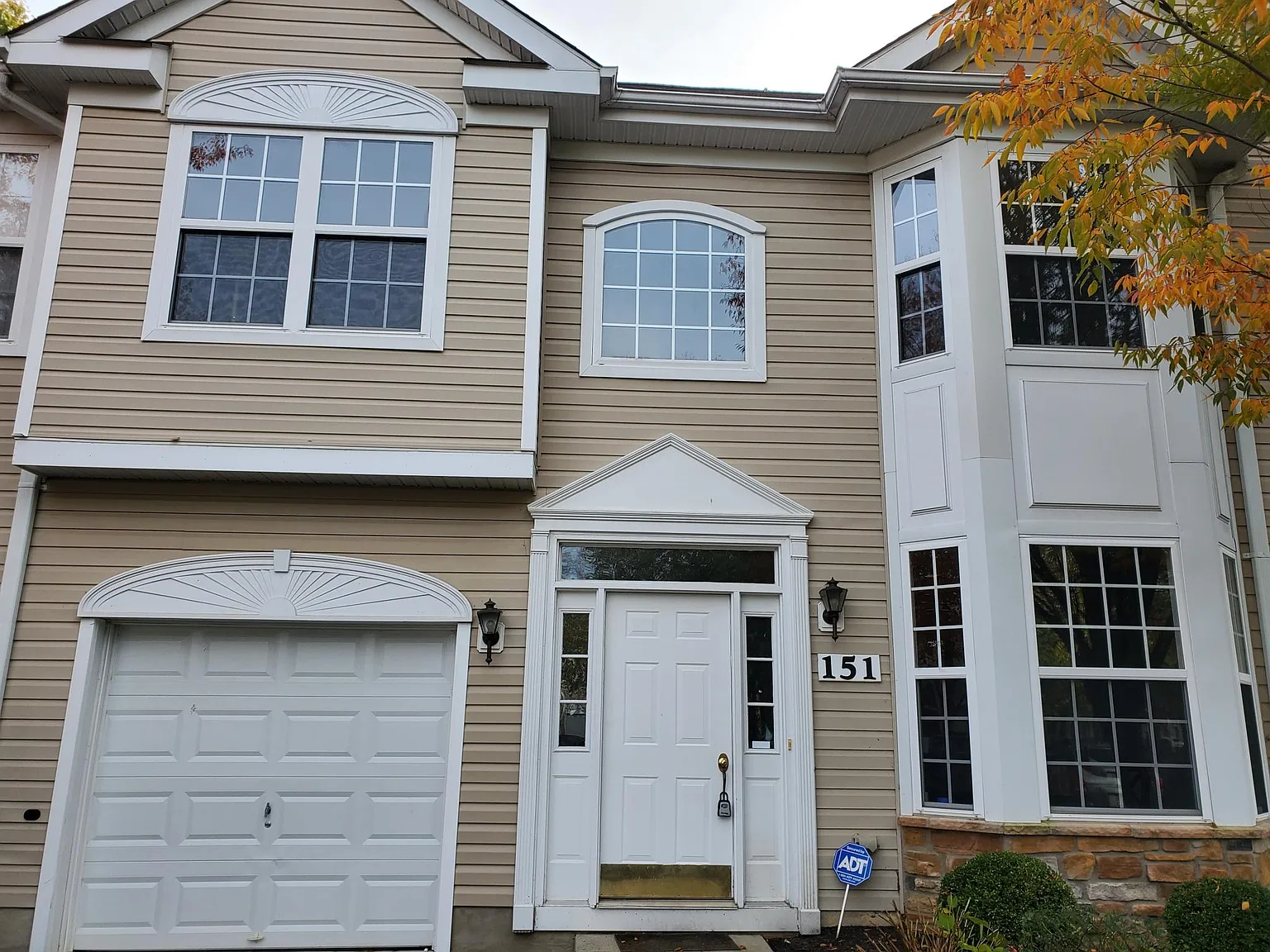 3 bed, 2.5 bath, 1906 sqft, $3,999 — Photo 3