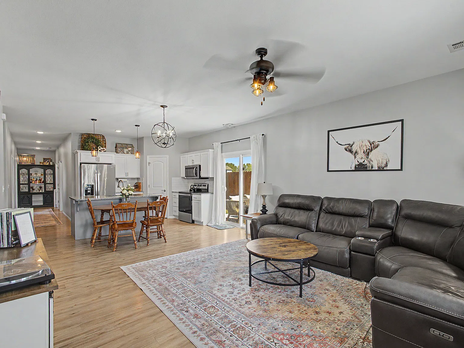 3 bed, 1420 sqft, $1,800 — Photo 3