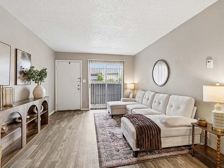 Huntington Hollow Apartments — Photo 14