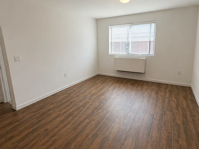 31-12 31st St #4 — Photo 4