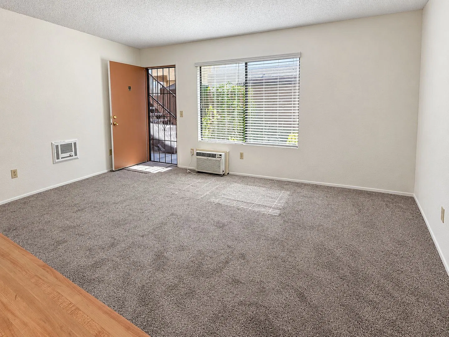1BD Condo in Small 8 Unit Complex — Photo 3